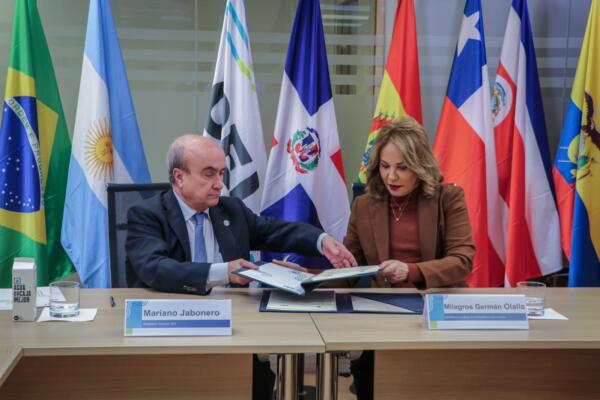 Mariano Jabonero, secretario general de la OEI y Milagros Germán, la ministra de Cultura dominicana.