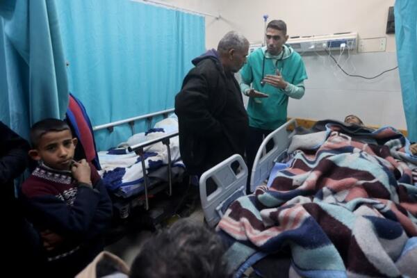 Un hombre palestino herido en un ataque israelí es atendido en el hospital Nasser de Khan Younis. Foto: fuente externa.