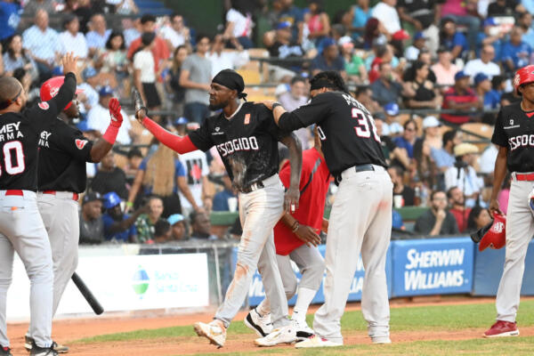 Orlando Calixte anota carrera para los Leones del Escogido que vencieron este domingo a los Tigres del Licey