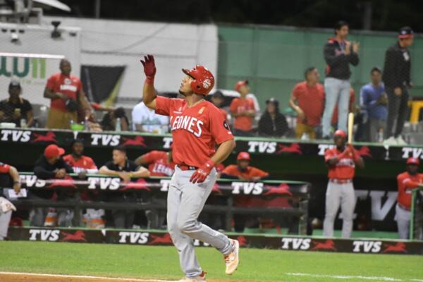 Leones siguen en pelea al vencer 6-1 a las Estrellas