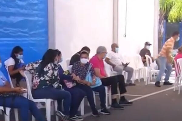 Personas acuden a puestos de vacunación. (Foto: CDN) 