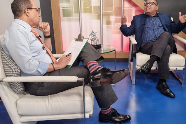 El artista Pochy Familia en una entrevista en el programa D' Agenda. Fuente: externa.