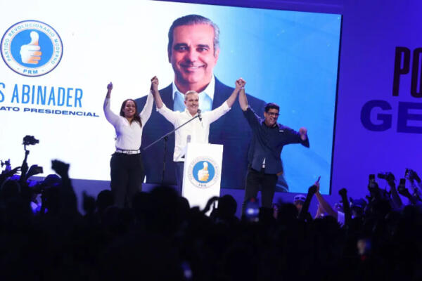 Luis Abinader levanta la mano a Betty Gerónimo y Dío Astacio. (Foto: Fuente Externa)