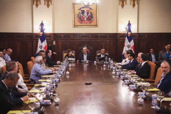 El presidente Luis Abinader, junto a la vicepresidenta Raquel Peña, durante el consejo de ministros analizando el presupuesto de la nación. Foto: fuente externa.