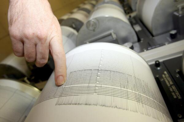 Un geólogo sigue a través de un sismógrafo la evolución de un terremoto. Foto: fuente externa.