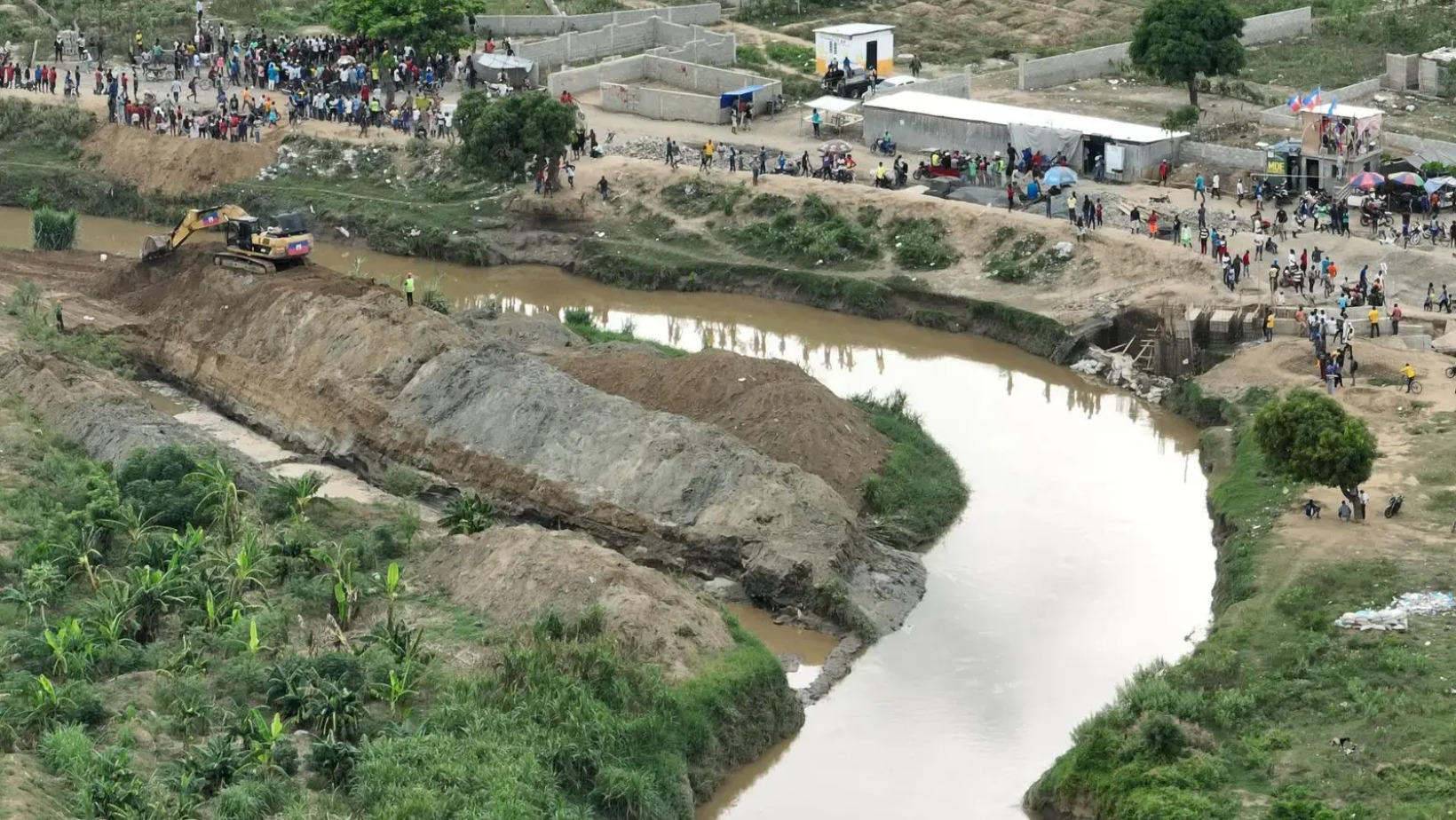 Construcción del canal de Pittobert, río Dajabón-Masacre. FOTO: Fuente externa
