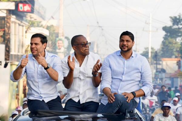 Miembros del Partido Revolucionario Modernos junto a Roberto Ángel Salcedo. / Fuente interna.