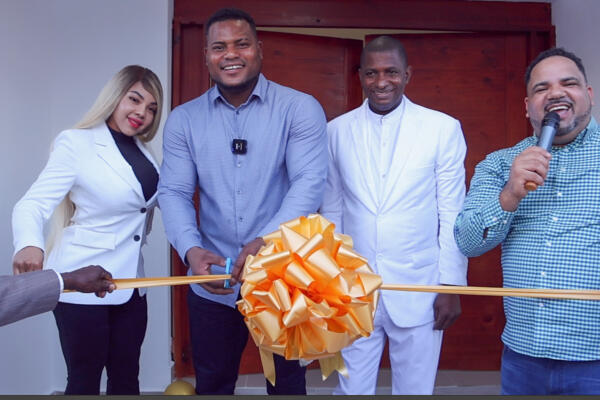 Framber Valdez entrega una nueva iglesia en Sabana Grande