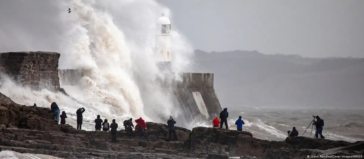 La tormenta Isha mantiene alerta al Reino Unido, mientras algunos espectadores desafían las feroces olas que desata en la costa británica. Foto: fuente externa.