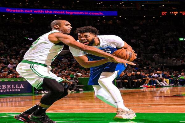 BOSTON, MASSACHUSETTS – 10 DE ENERO: Al Horford # 42 de los Boston Celtics defiende a Karl-Anthony Towns # 32 de los Minnesota Timberwolves durante el primer cuarto en TD Garden el 10 de enero de 2024 en Boston, Massachusetts. Foto NBA Latam