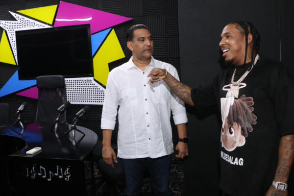 El artista urbano Enrique Mesa, alias “Toxi Crow” y el aspirante a acalde por SDE, Luis Alberto Tejeda. Foto: Fuente externa