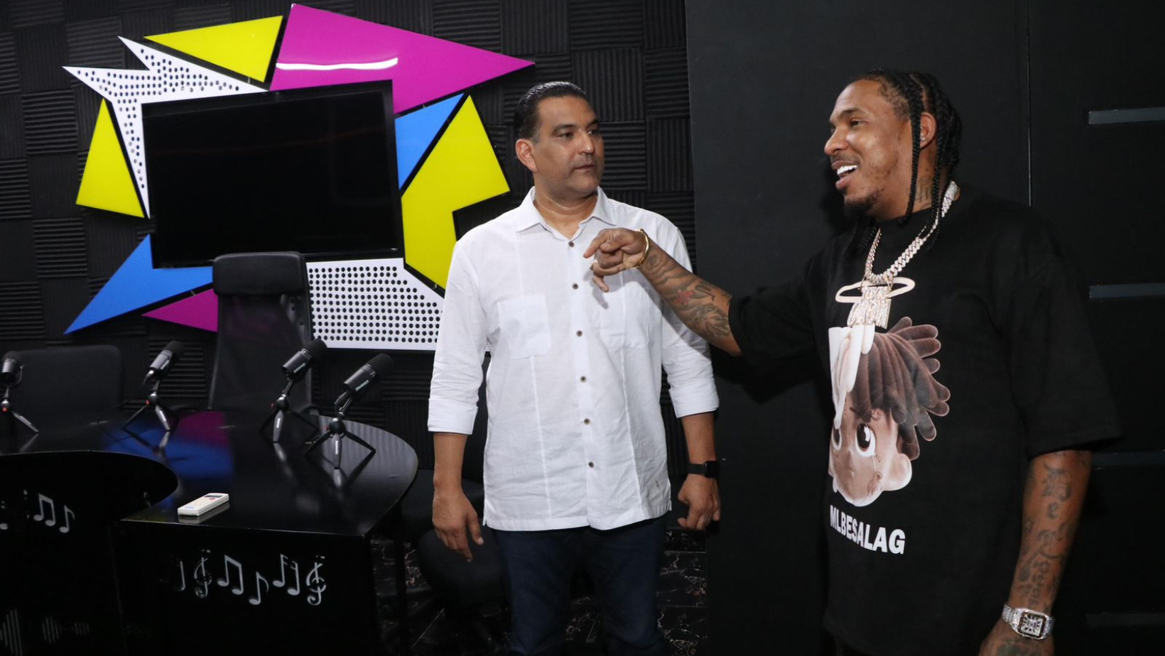 El artista urbano Enrique Mesa, alias “Toxi Crow” y el aspirante a acalde por SDE, Luis Alberto Tejeda. Foto: Fuente externa