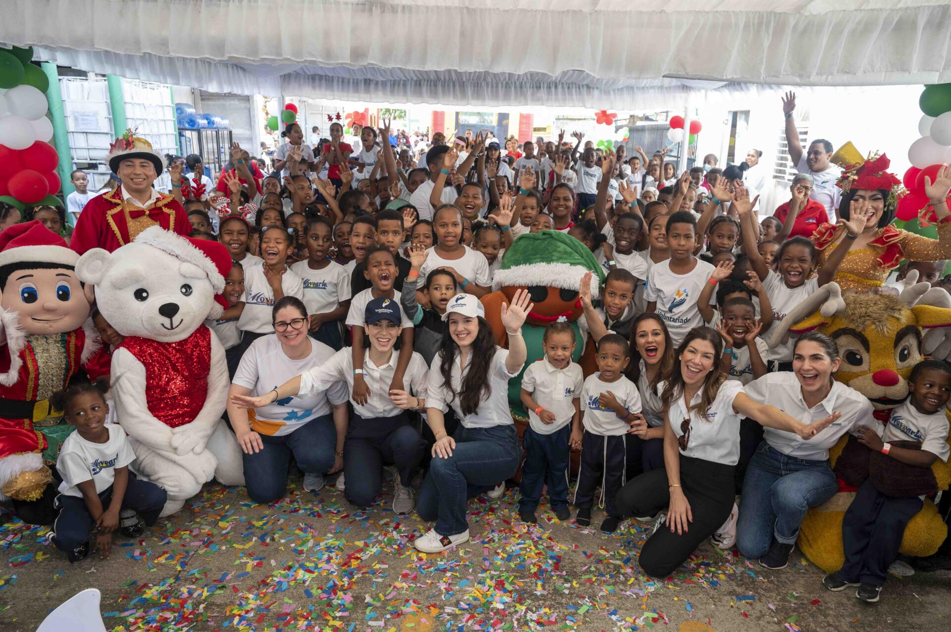 Voluntariado Banreservas entrega juguetes en El Dique SDE