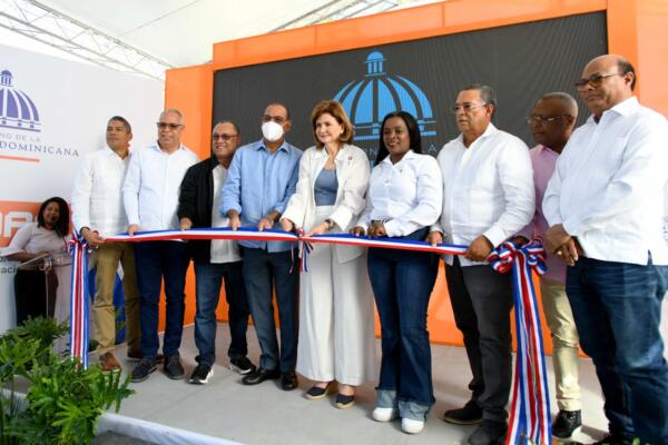 La vicepresidenta de la República, Raquel Peña y el ministro de Obras Públicas y Comunicaciones, MOPC, Deligne Ascención, encabezaron la entrega. (Foto: Fuente Externa)