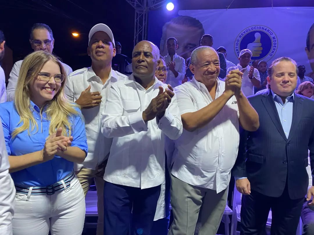 Paliza encabeza reunión en Hato Mayor.