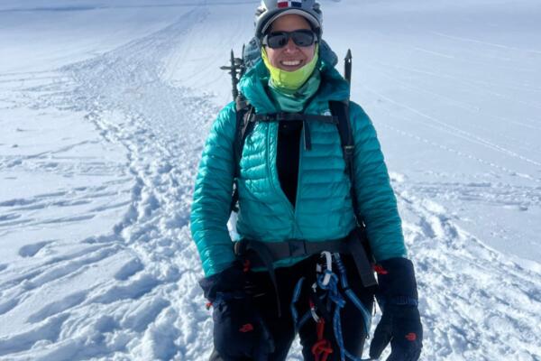 Llega hasta la cumbre de Antártica la dominicana Thais Herrera