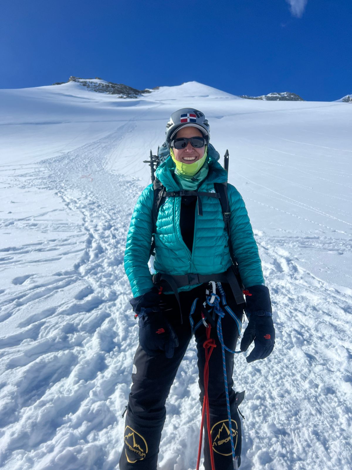 Llega hasta la cumbre de Antártica la dominicana Thais Herrera