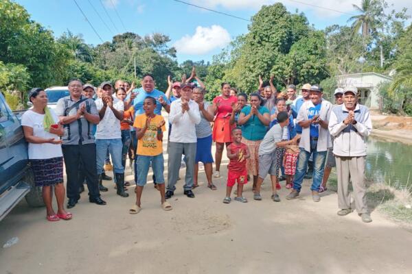 Comunitarios en Laguna de Caimán. (Foto: Rafael Salazar)