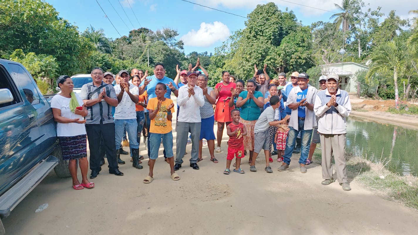 Comunitarios en Laguna de Caimán