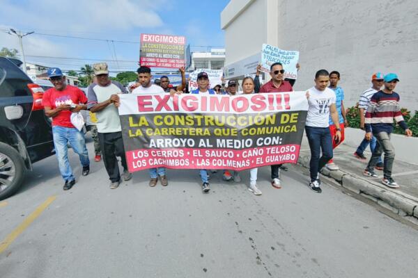 Comunitarios de Nagua durante la caminata de este martes. (Foto: fuente externa)
