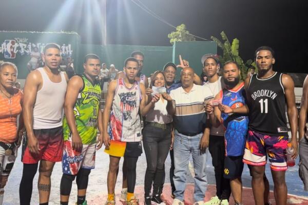 Julián Cruz Almonte. junto a deportistas. (Foto: Fuente externa)
