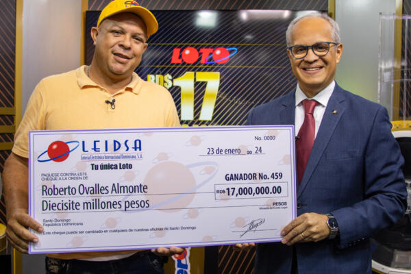 Roberto Ovalles Almonte, mientras recibe su premio de mano del Lic. Manuel Abreu. (Foto: fuente externa)