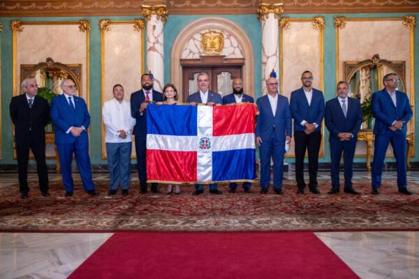 Abinader entrega bandera a bicampeones nacionales Tigres del Licey para la Serie del Caribe. (Foto: fuente externa)