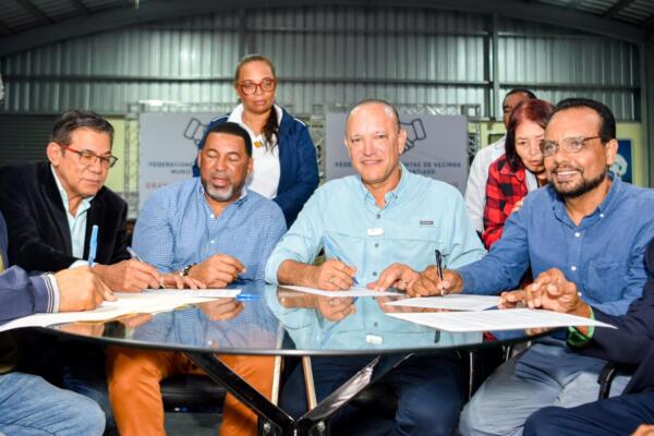 Ulises Rodríguez y más de 400 juntas de vecinos durante firma del acuerdo. (Foto: fuente externa)
