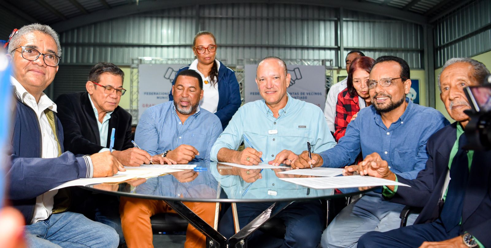 Ulises Rodríguez y más de 400 juntas de vecinos durante firma del acuerdo