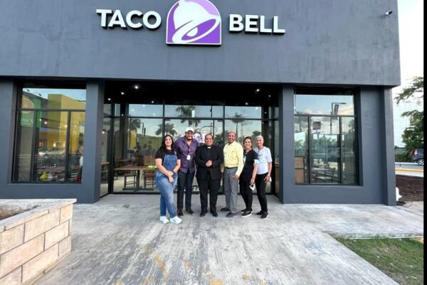 EJECUTIVOS DE TACO BELL EN LAS INAGURACIONES DE SUS RECIENTES RESTAURANTES EN COLINA MALL -ALAMEDA Y SAN JUAN SHOPING CENTER