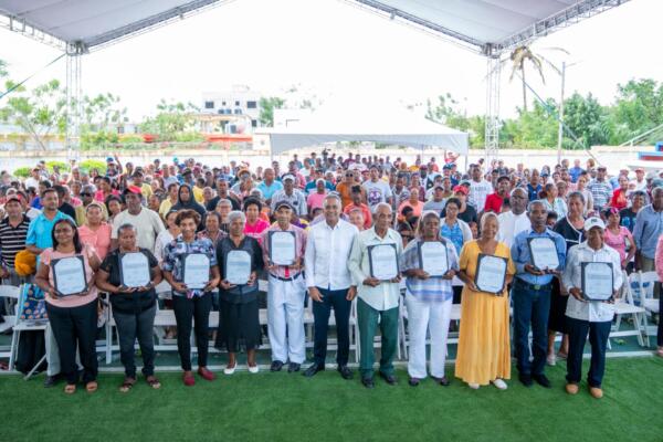 Gobierno entrega títulos definitivos a 275 beneficiarios en Hato Mayor. (Foto: fuente externa) 