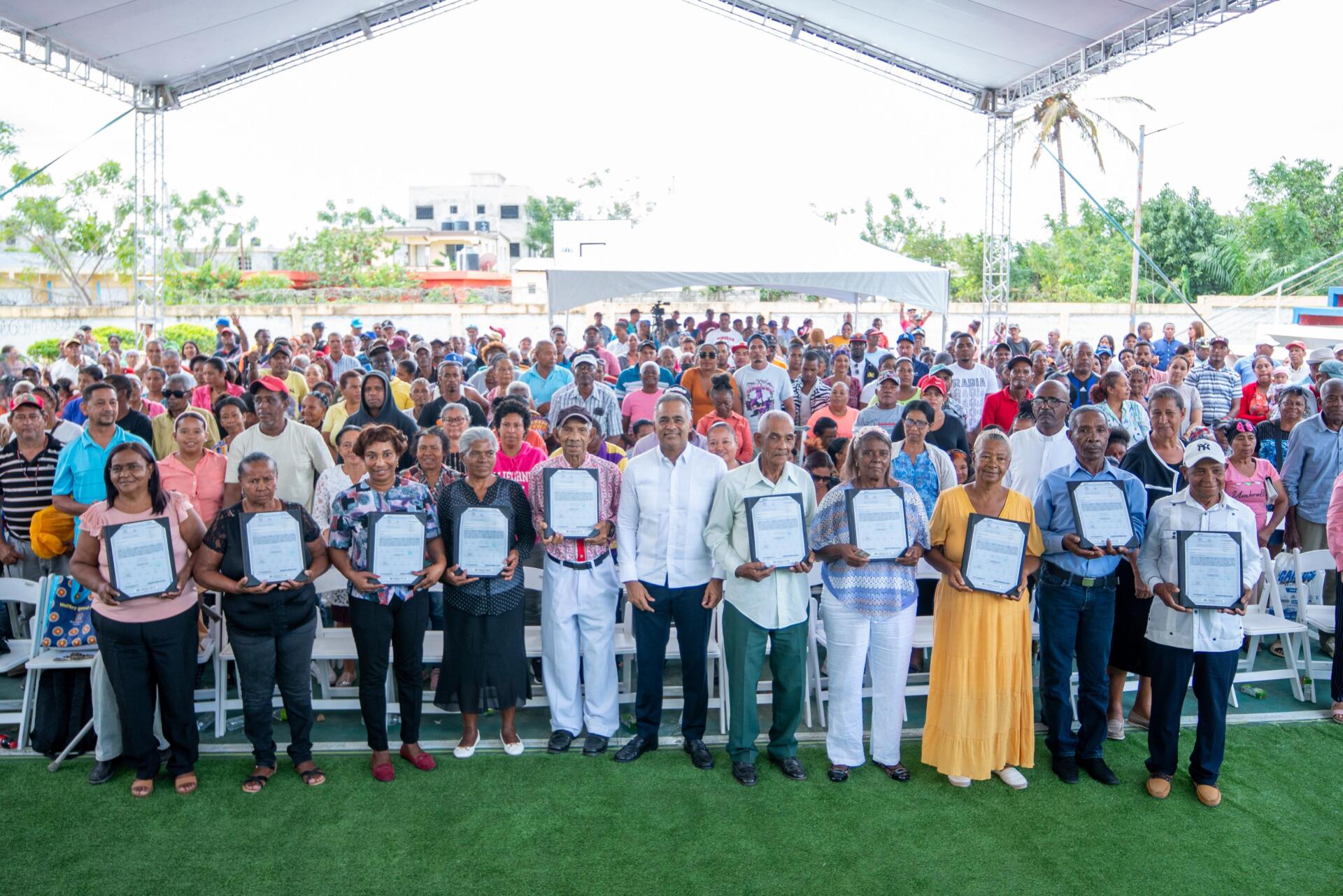 Gobierno entrega títulos definitivos a 275 beneficiarios en Hato Mayor.