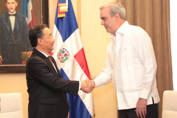 El presidente Luis Abinader saluda al ministro de Agricultura de la República Popular China, Tang Renjian. / Fuente externa.