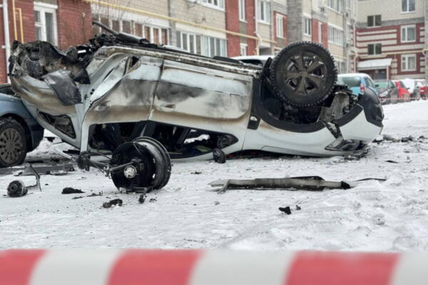Coches destrozados por bombardeos rusos contra la población ucraniana. Fuente: externa.