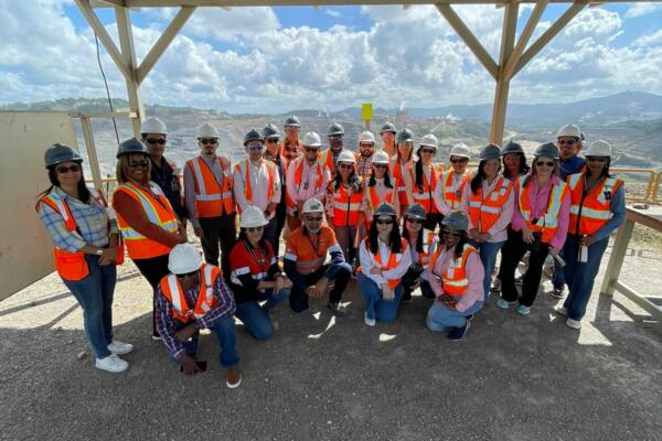 Imagen de servidores públicos visitando la Barrick Pueblo Viejo.( Foto: Fuente externa).