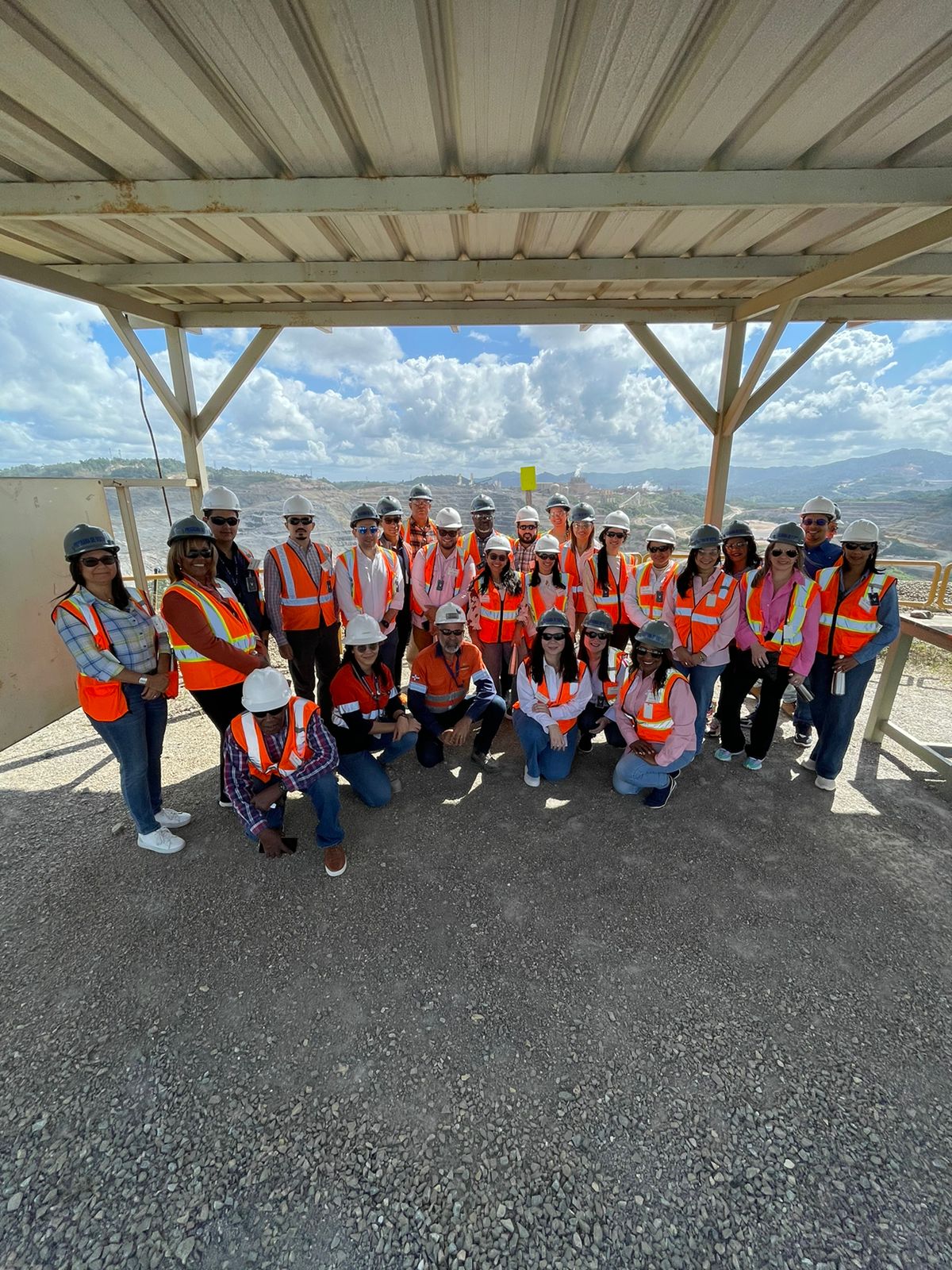 Imagen de servidores públicos visitando la Barrick Pueblo Viejo.( Foto: Fuente externa).