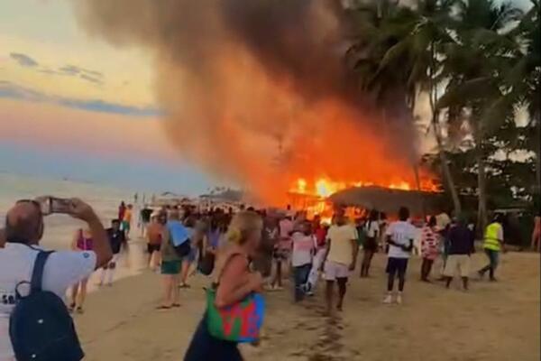 
Un incendio afecta varios restaurantes en Las Terrenas. (CDN digital).
