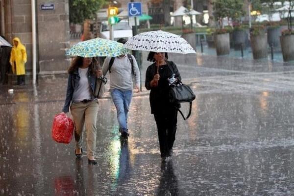 Mujeres con sus sombrillas protegiéndose del agua. Foto: (Fuente Externa)