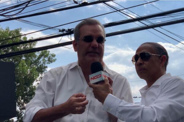 Imagen de Luis Abinader y el candidato al alcalde por San Francisco de Macorís Alex Díaz. (Foto: Fuente externa).
