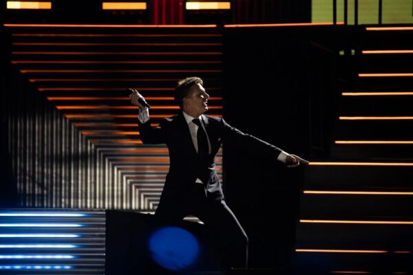 El cantante mexicano Luis Miguel canta ante miles de fanáticos en el Estadio Olímpico Juan Pablo Duarte de Santo Domingo. / Fuente EFE