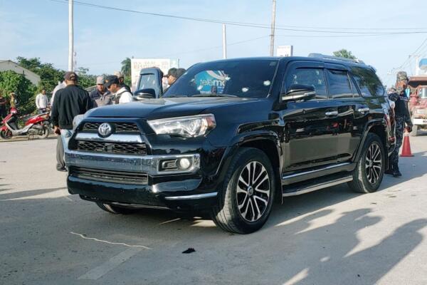 
Jeepeta  marca Toyota, modelo 4 Runner,  color negro, donde se trasladaban las víctimas. (Foto: Fuente Externa).

