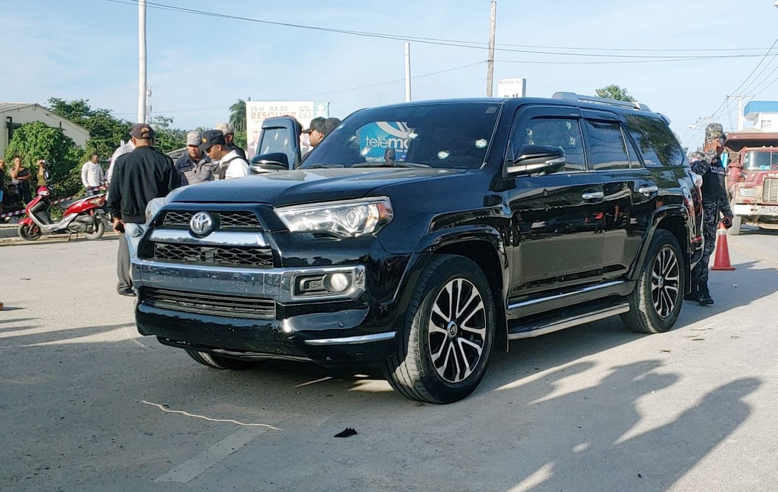 Jeepeta marca Toyota, modelo 4 Runner, color negro, donde se trasladaban las víctimas. (Foto: Fuente Externa).