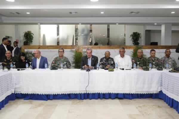 El presidente Luis Abinader junto a otros directivos en la reunión de seguimiento al Plan de Seguridad Ciudadana. / Fuente interna.