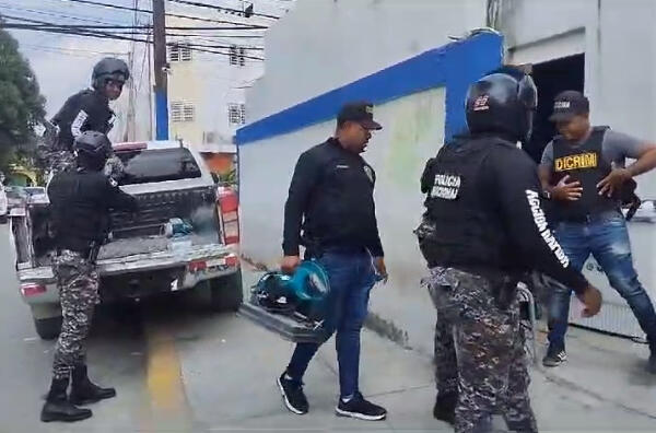 PN mientras traslada algunos artículos recuperados. (Foto: Fuente Externa)