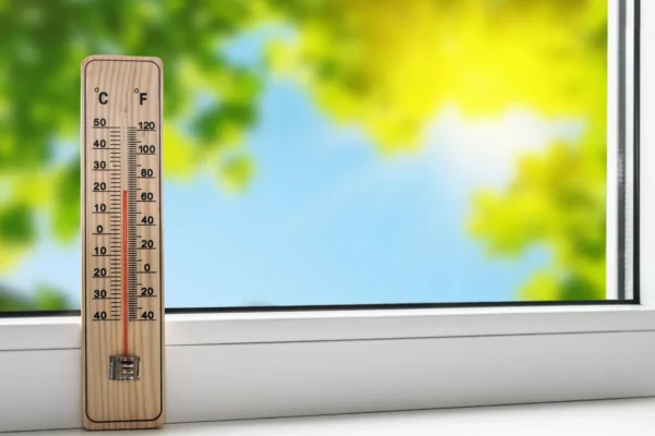 Termómetro de la temperatura./ Fuente externa.