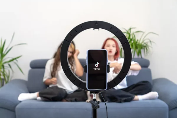 Dos jóvenes ante una pantalla con el logo de TikTok. / Fuente exteerna.