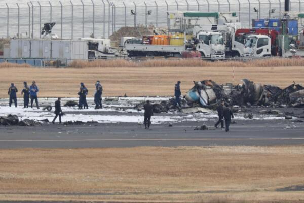 Doce miembros de la tripulación fueron los responsables de la milagrosa evacuación de 367 pasajeros en cuestión de minutos tras el choque de dos aviones en Tokio, Japón. Foto: fuente externa.