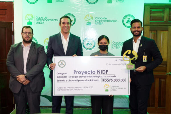 1.er lugar -NIDF - Dr. Francisco Orgaz; Ing. Frank Rodríguez González, Presidente y Canciller del Sistema Corporativo, Nachely Rodríguez; Lic. Peter Marte, Director del Centro de Emprendimiento