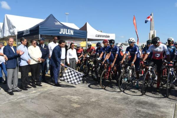140 pedalistas salieron a recorrer el país en la Vuelta Ciclística Independencia Nacional