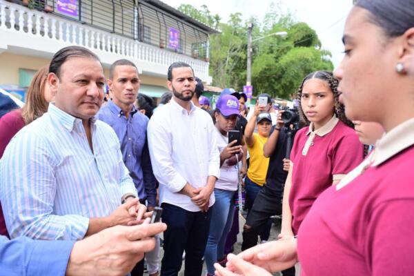 Imagen de Abel Martínez conversando con estudiantes exigen liceo. (Foto: Fuente externa).